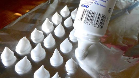 A pus biluțe de pastă de dinți pe o folie de aluminiu! Truc imbatabil pentru o călătorie lejeră