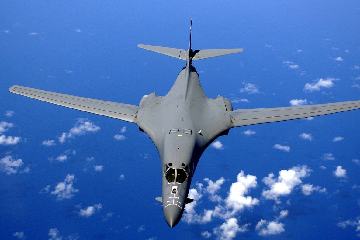 Incident GRAV deasupra Mării Negre: Avion de luptă rusesc, interceptat de americani