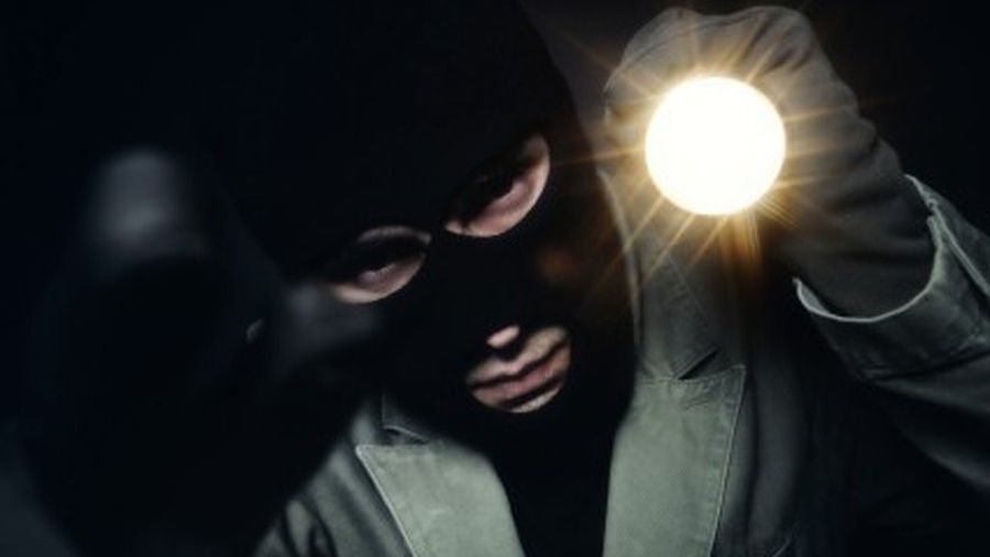 Își ticluiau planul jafului, dar nu știau că erau ascultați de cine nu trebuie. Au auzit TOT!