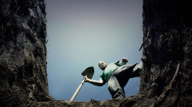 HORROR! După ce a fost îngropat de viu și-a sunat fratele din mormânt. Ce s-a întâmplat după aceea?