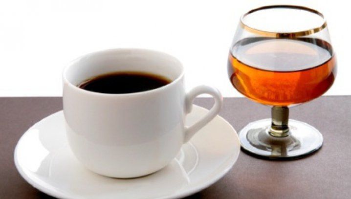 Combinația mortală! Ce se întâmplă dacă bei și cafea și alcool în același timp