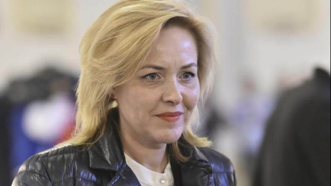 Carmen Dan susţine că Grindeanu îi face jocurile lui Ponta, care se vrea premier