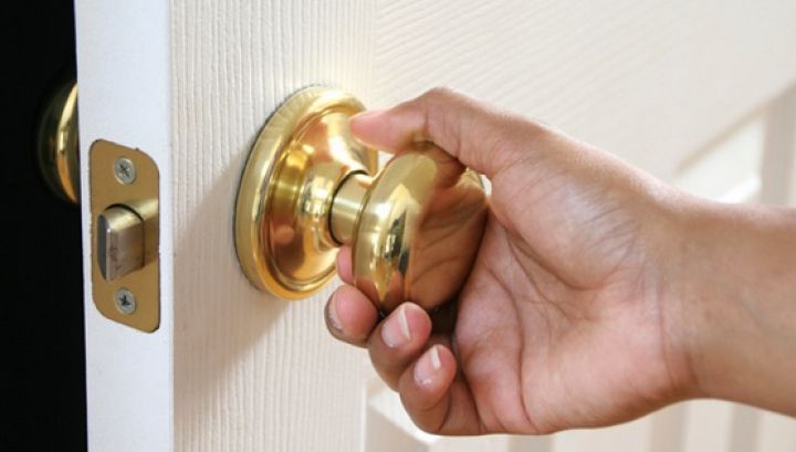 Pare o casă de vis! Când vezi cum arată înăuntru, te cutremuri! De ce NIMENI nu vrea să stea acolo