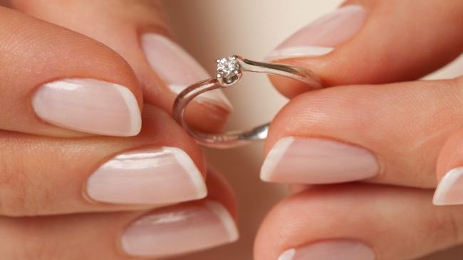 Și-a dat în judecată fosta iubită pentru a primi înapoi inelul de logodnă. Ce a decis judecătorul