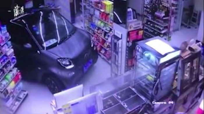 A intrat cu maşina direct în magazin. Gestul vânzătorului face înconjurul lumii: "Aşa am simţit!"