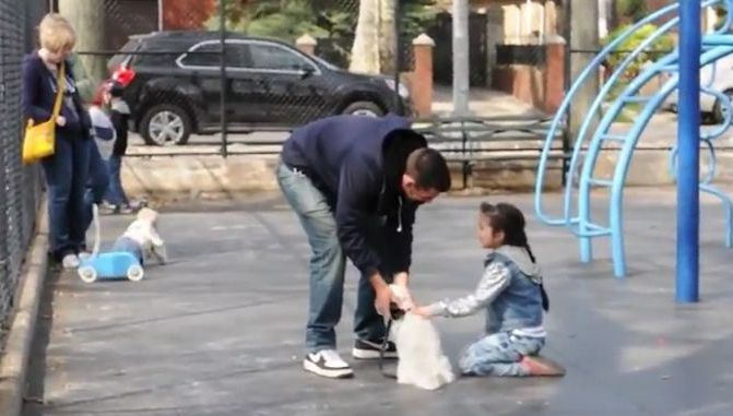 Cât de des îi spui copilului tău să nu vorbească cu străinii? Experimentul social care te va şoca