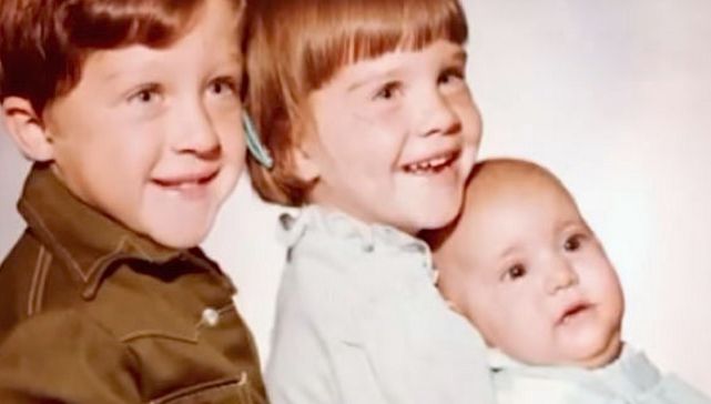 A crescut cu sora ei. La 10 ani, a aflat cine era de fapt fata.Părinţii i-au zis cu ochii în lacrimi