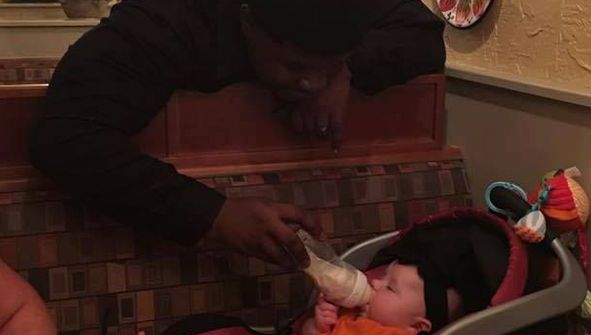 A vrut să-şi hrănească copilul în restaurant, dar a scăpat biberonul pe jos. Este uimitor ce a urmat