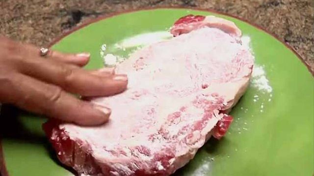 Toarnă bicarbinat de sodiu pe carnea crudă! Este adevăratul secret al bucătarilor