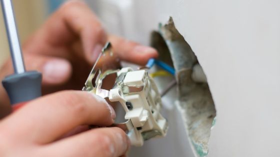 Tânăr de 22 de ani mort, după ce s-a apropiat de o priză defectă