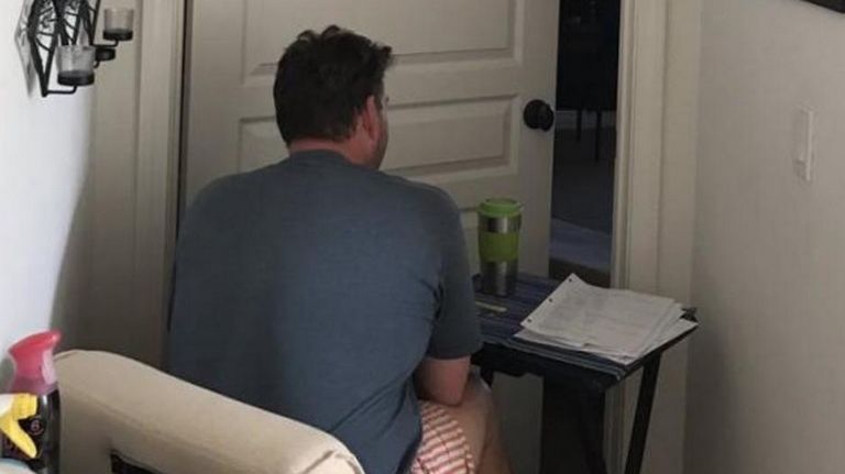 Zi de zi, acest bărbat stă ore în şir în faţa dormitorului soţiei. Când vei afla motivul, vei plânge