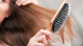 Și-a pus un șervetel umed pe peria de păr, apoi a folosit-o ca de obicei! Încearcă și tu acest truc