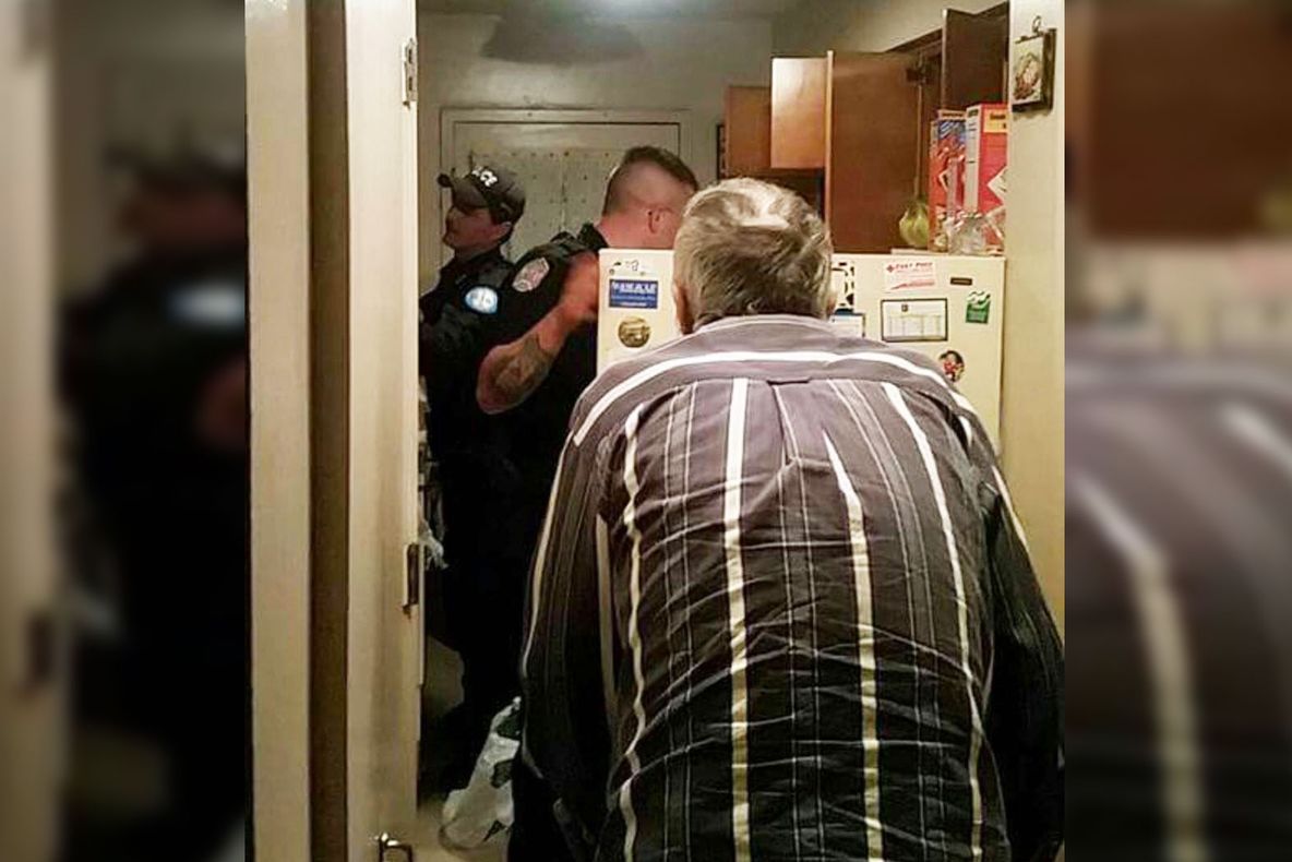 Când un polițist a deschis frigiderul unui bătrân a rămas mut. Ce a putut găsi acolo