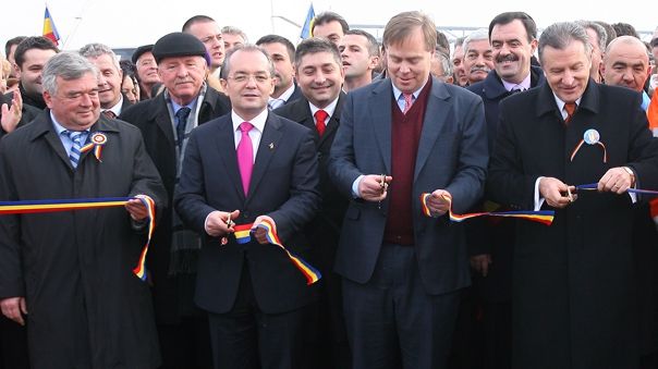 Ce le-a cerut Emil Boc constructorilor unui pod, pentru a verifica calitatea lucrărilor