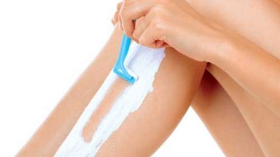 Vrei să ai picioare fine? Uite cum poți să PREVII creșterea firelor de păr pe SUB PIELE