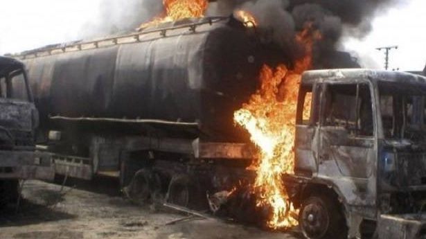 EXPLOZIE VIOLENTĂ, după ce o cisternă cu combustibil a luat foc: 140 de morţi, peste 130 de răniţi