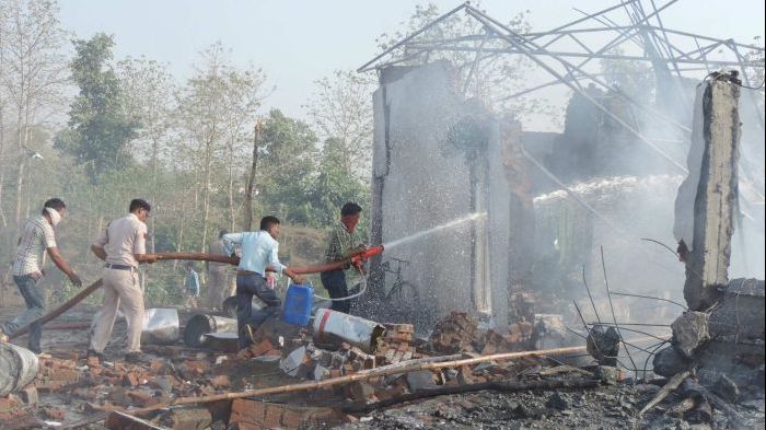 TRAGEDIE Explozie la o fabrică de petarde! Cel puțin 25 de morți