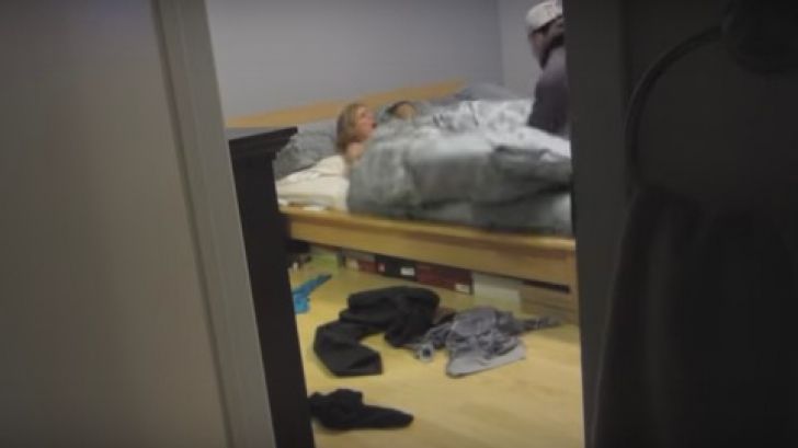 A venit acasă mai repede şi şi-a găsit iubita în pat cu altul. Nu era amantul, ci... surpriză!