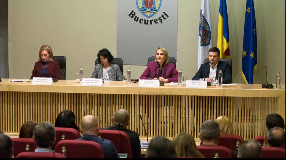 Scandal la Primăria Capitalei. Cetățenii, cu jandarmii la ședința de consiliu