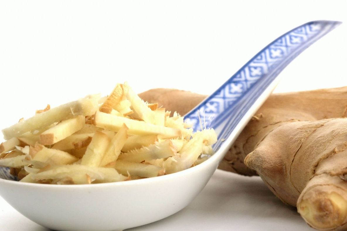 Cum se prepară cea mai răcoritoare băutură de vară: sirop de ghimbir cu miere