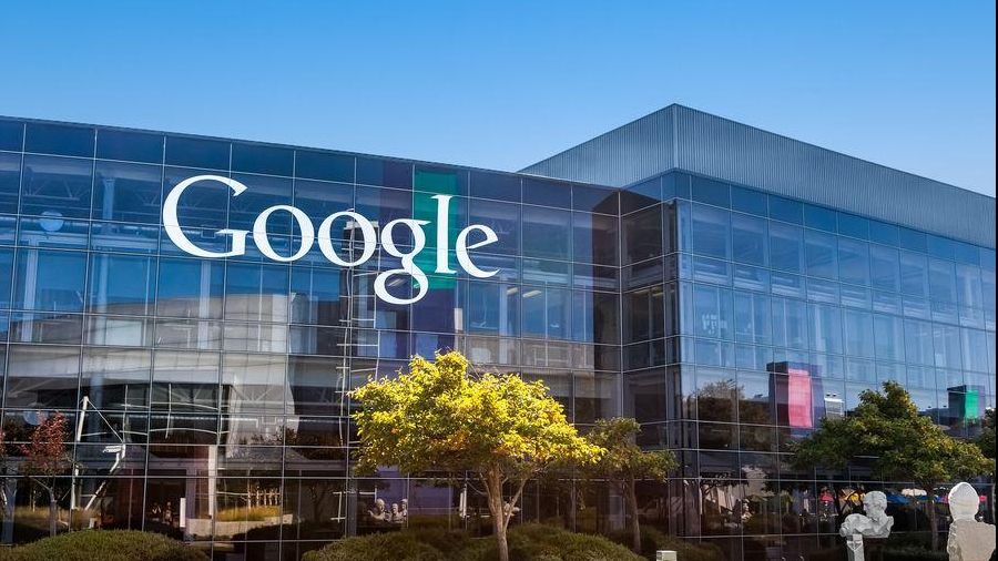 Acest cuplu a trăit doi ani într-o rulotă în parcarea Google! Motivul halucinant