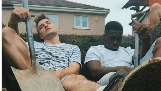 Și-au săpat singuri groapa, apoi s-au îngropat de vii. Motivul este TULBURĂTOR