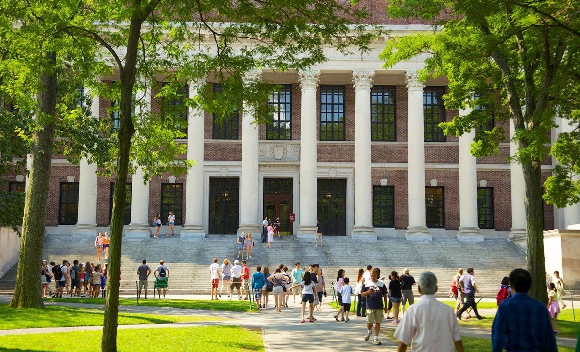 10 studenți au fost exmatriculați de la Harvard din cauza unor postări pe Facebook