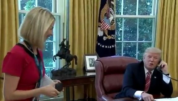 Flirt în Biroul Oval. Donald Trump a întrerupt o conversaţie telefonică când a văzut-o