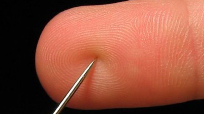 ȘOCANT! O femeie a început să înțepe oamenii pe stradă cu un ac. Mai mulți au fost infectați cu HIV