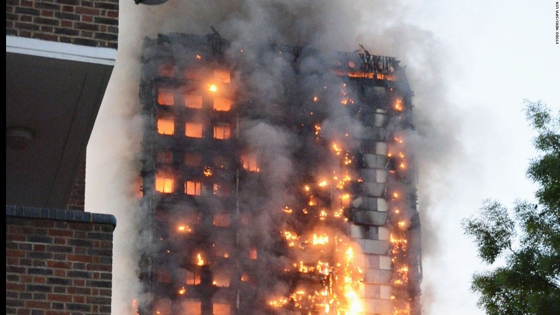 INCENDIU LONDRA. Imaginile groazei: Mai multe persoane s-au aruncat pe geam ca să scape de foc