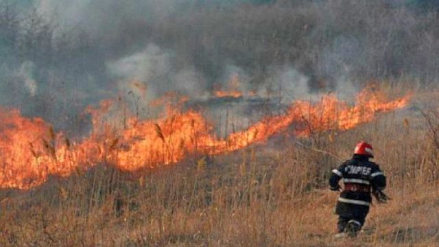 Incendiu pe Autostrada Soarelui. Traficul a fost deviat din cauza fumului gros