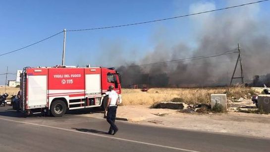 Zeci de români, EVACUAŢI dintr-o clădire din Italia, din cauza unui incendiu de vegetaţie