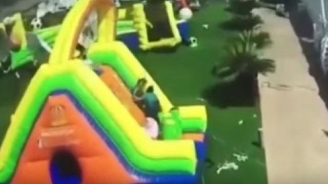 ȘOCANT! O fetiță a murit îngrozitor după ce a sărit într-un castel gonflabil și acesta a explodat