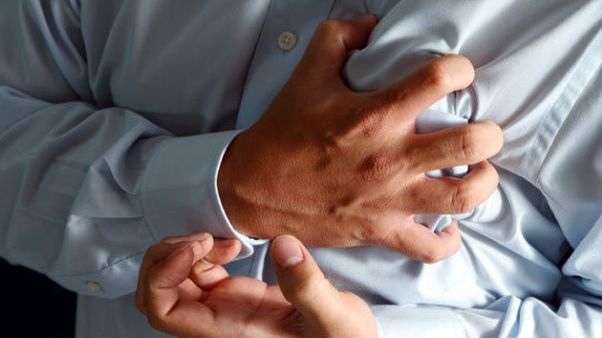 Ai aceste simptome? Mergi de urgenţă la medic! Eşti expus riscului de a suferi un infarct
