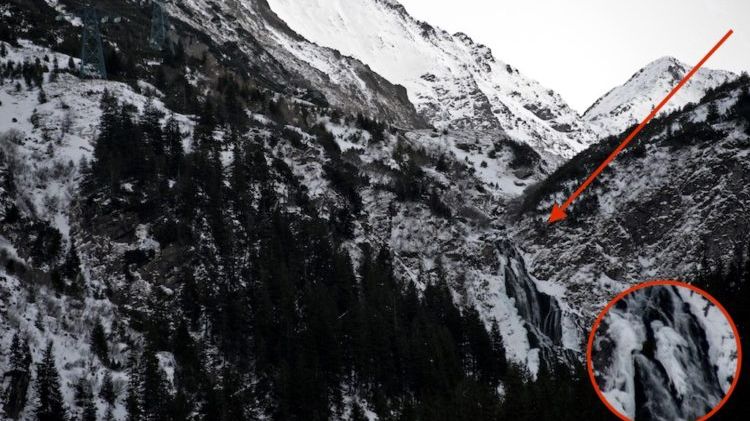 Un înger de gheață surprins cum plutește deasupra cascadei Bâlea. Imaginea care îţi dă fiori!