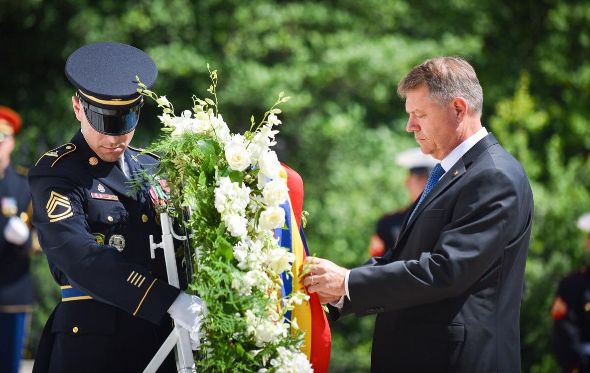 Klaus Iohannis, la Cimitirul Eroilor din Washington. A depus o coroană de flori 