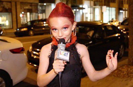 Un puști travestit a devenit vedetă! Jurnaliștii se bat între ei pentru a-i lua interviuri 