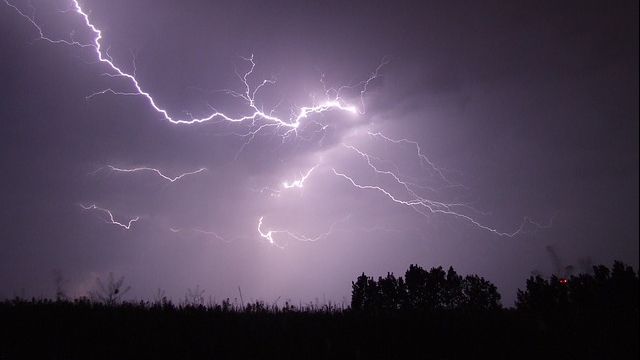 Furtuna a făcut prăpăd în țară. Acoperișuri dărâmate, localități fără curent electric, copaci căzuți