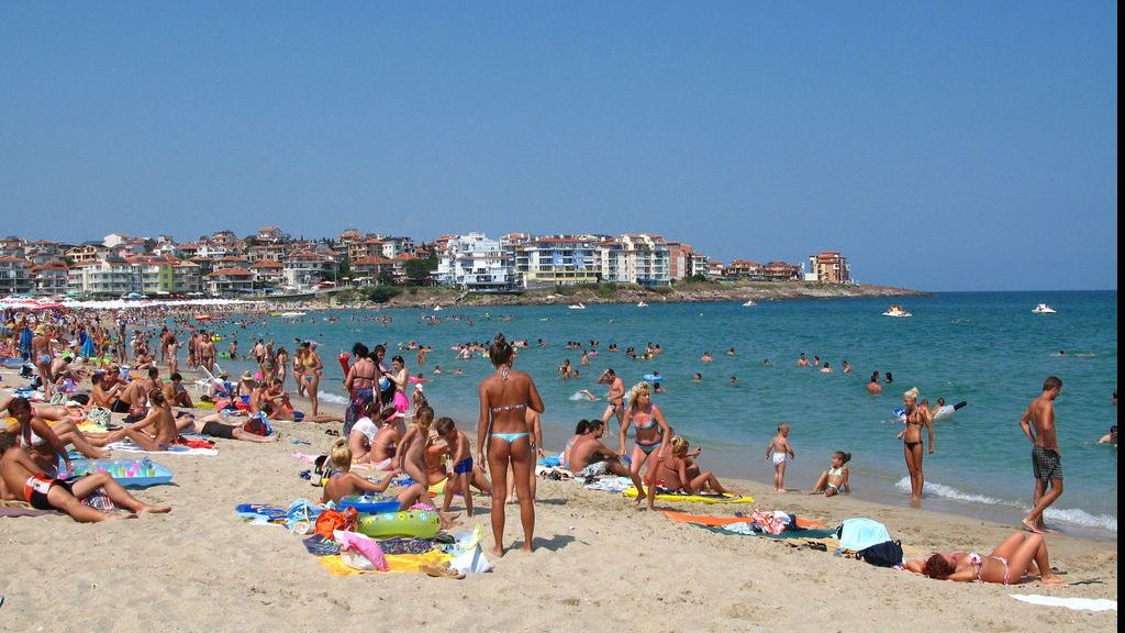 Noua modă pe plajă: Papucii, de domeniul trecutului! Ai purta așa ceva?