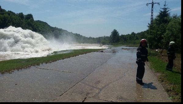 Avarie la o conductă, în Prahova - o maşină de teren, dusă de ape, zeci de copaci puşi la pământ