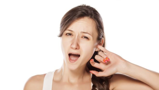 Te mănâncă în ureche? Iată ce înseamnă acest lucru. E mai rău decât îţi imaginezi