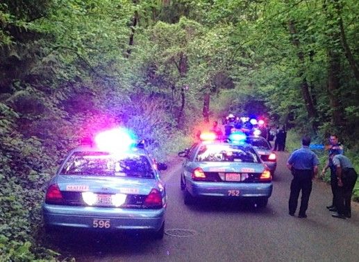 Poliţia vindea o maşină. El a cumpărat-o. A desfăcut-o bucăţi. Ce a găsit în portieră l-a ÎMBOGĂŢIT