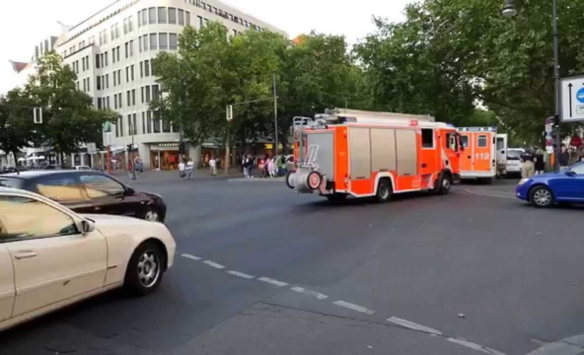 S-a certat cu iubita și a ajuns GOL PUȘCĂ pe acoperiș. Vecinii au chemat pompierii să-l salveze