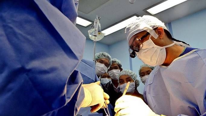 A sărit să-l bată pe medicul care a întârziat la operaţia fiului său. A aflat motivul, s-a prăbuşit!