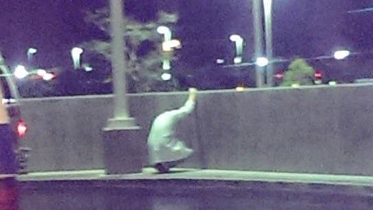 Medicul a ieşit din spital şi a îngenuncheat, plângând în hohote. De atunci, toată lumea îl susţine