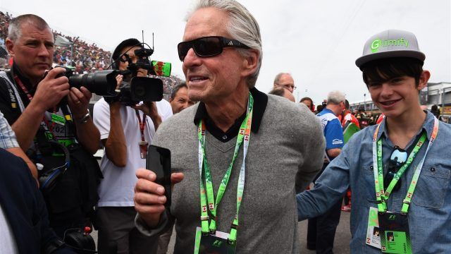 Michael Douglas în formă maximă alături de copiii săi la un eveniment sportiv