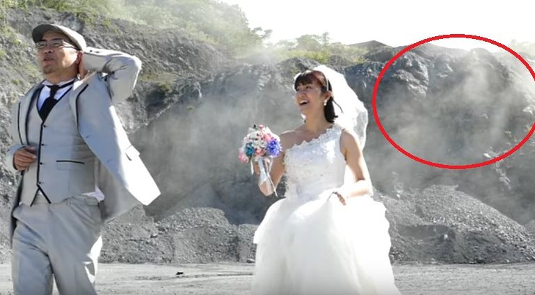 Mireasa râde, dar tocmai a avut loc o explozie în spatele ei. Urmarea e șocantă