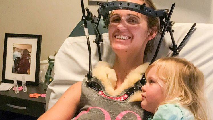 Facem aceste activități zilnic, dar această femeie și-a rupt gâtul de două ori din cauza lor