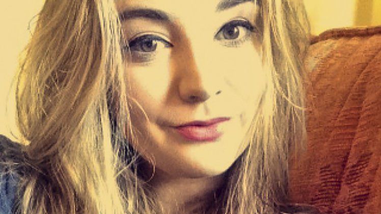 Au refuzat să o servească pentru că avea tăieturi pe mâini. Povestea tristă a tinerei mutilate