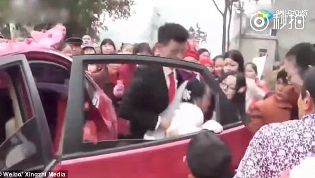 Nuntă cu final neaşteptat! Mirele şi-a luat proaspăta soţie la bătaie de faţă cu toţi invitaţii